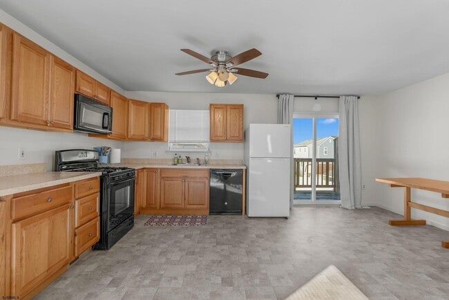 Building Photo - 413 W Beach Ave