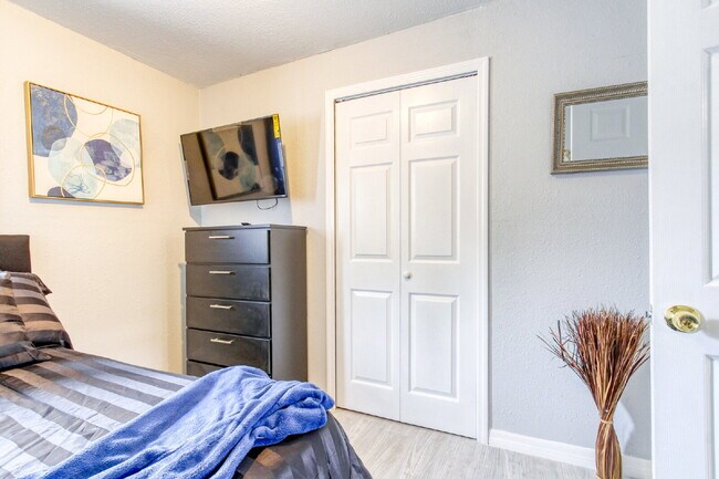 Building Photo - Beautifully Remodeled 3BR Duplex Near Parks, Schools & New Rec Center — Utilities Included. Secti...