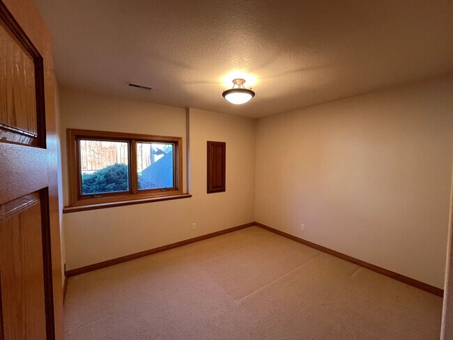 Building Photo - Beautiful Five-Bedroom, Three-Bathroom Home for Rent
