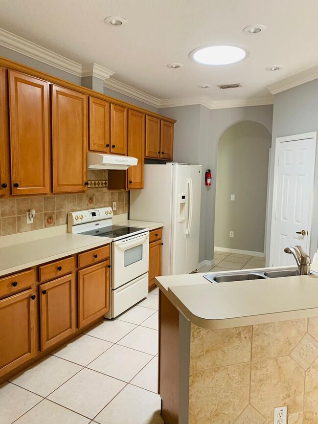 Building Photo - Beautiful 4 bed 3 bath plus Office and Pri...