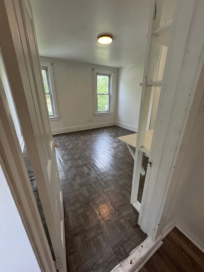 Building Photo - 3 Bedroom 1 Bath Minutes Away from the City!