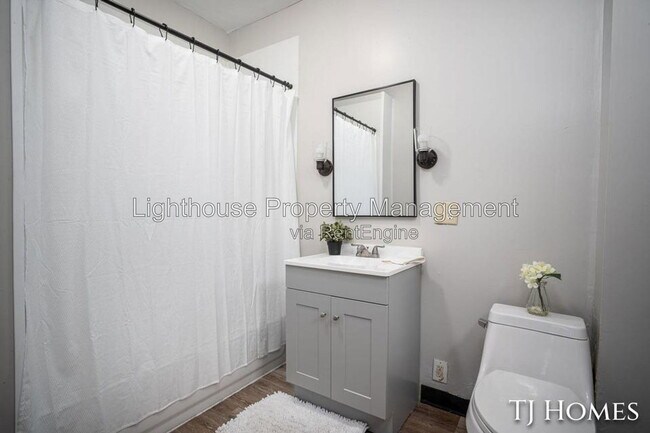 Building Photo - 1468 Jiroch St