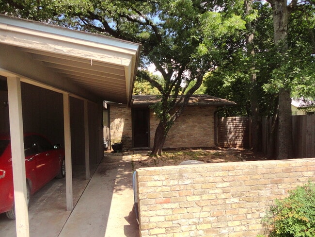 Building Photo - 1700 Emilie Ln
