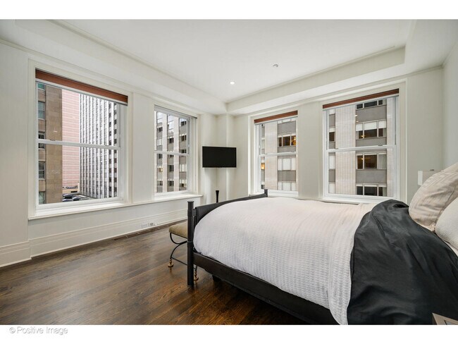 Building Photo - 159 E Walton Pl