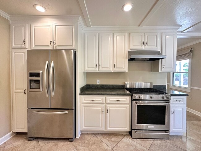 Building Photo - Beautiful 4 Bed 3 Bath Home with Attached ...