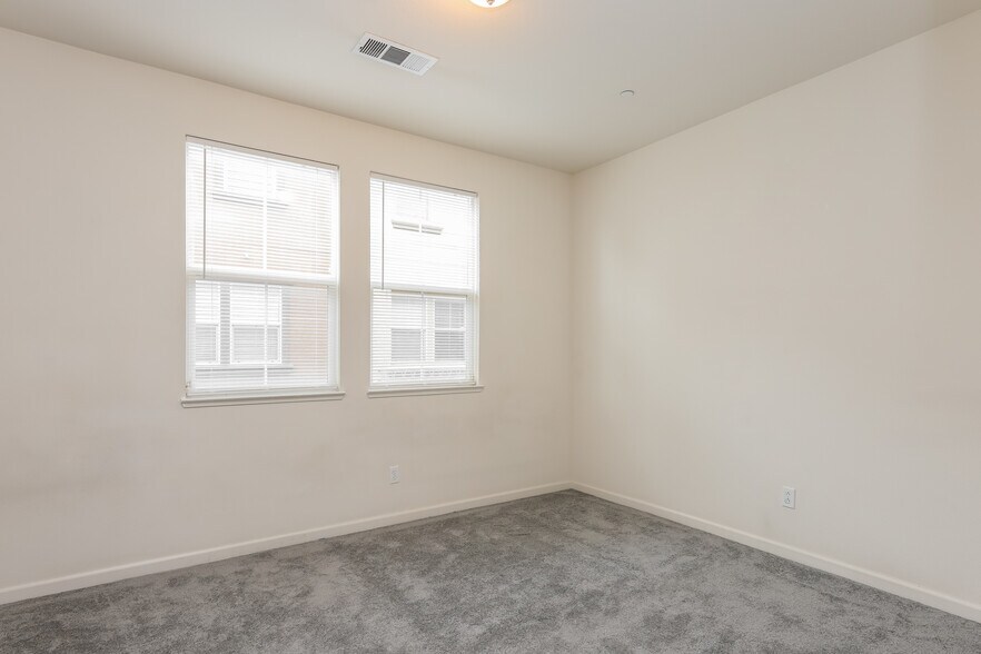 Building Photo - 131 Burbank St