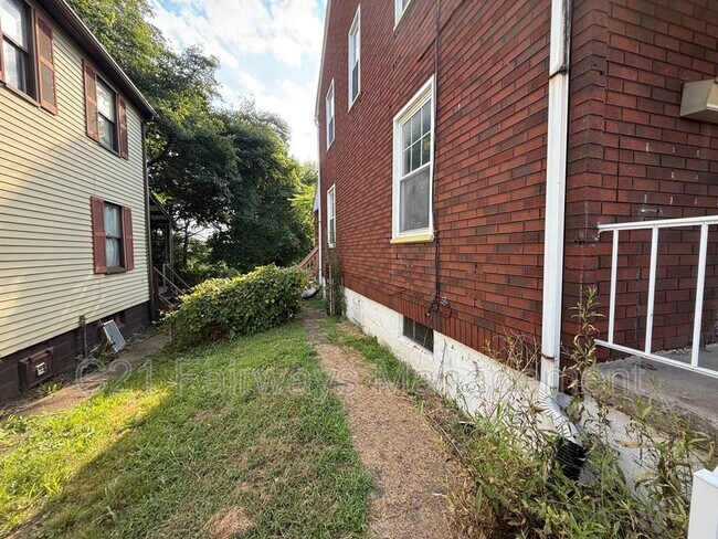 Building Photo - 927 Vankirk St