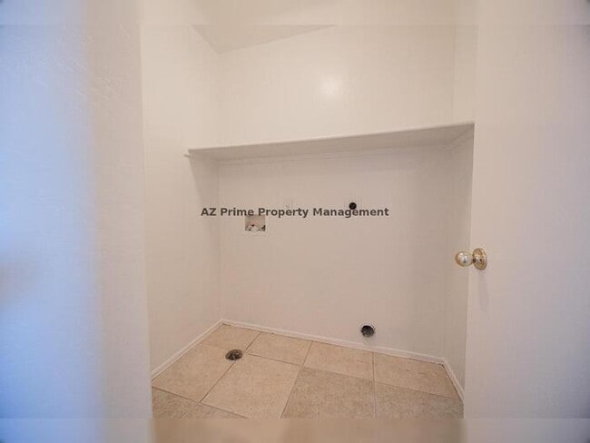 Building Photo - 670 E Mariposa Pl