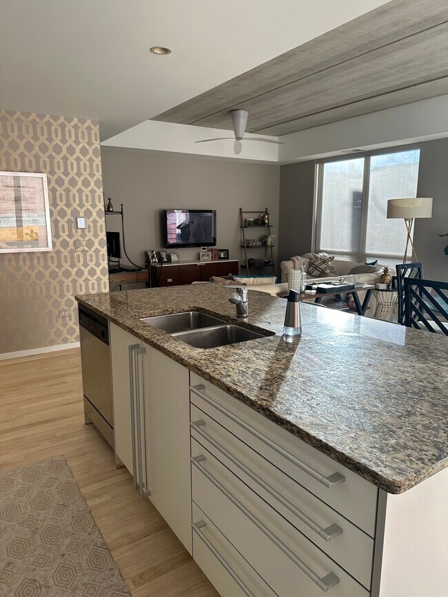 Building Photo - 1422 N La Salle Dr