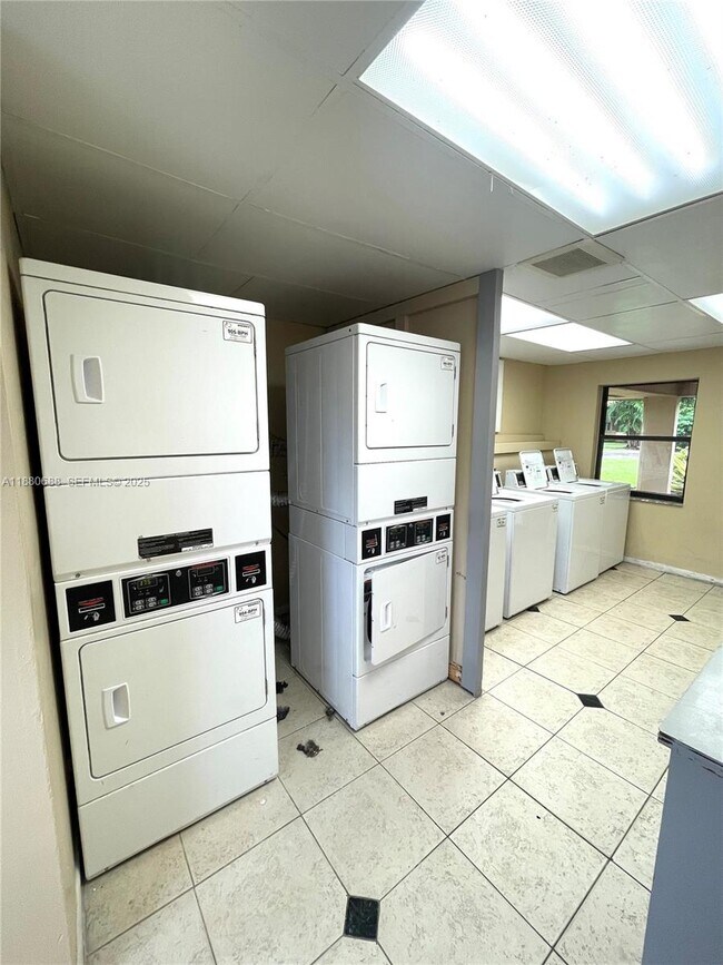 Building Photo - 10431 N Kendall Dr