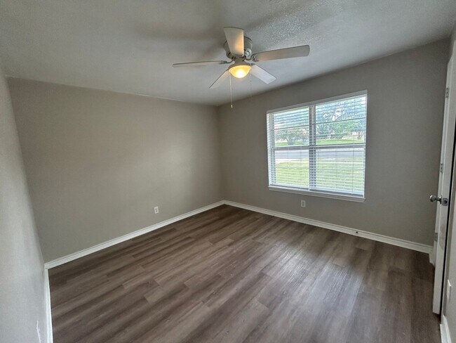 Building Photo - 1900 Sq Feet of Living Space