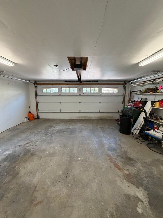 Building Photo - 916 Poly Dr