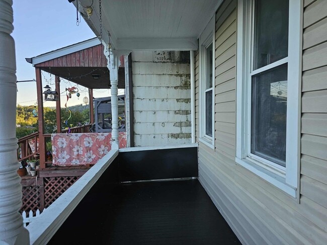 Building Photo - Beautiful 4 Bed, 1 Bath Home for Rent- Spa...
