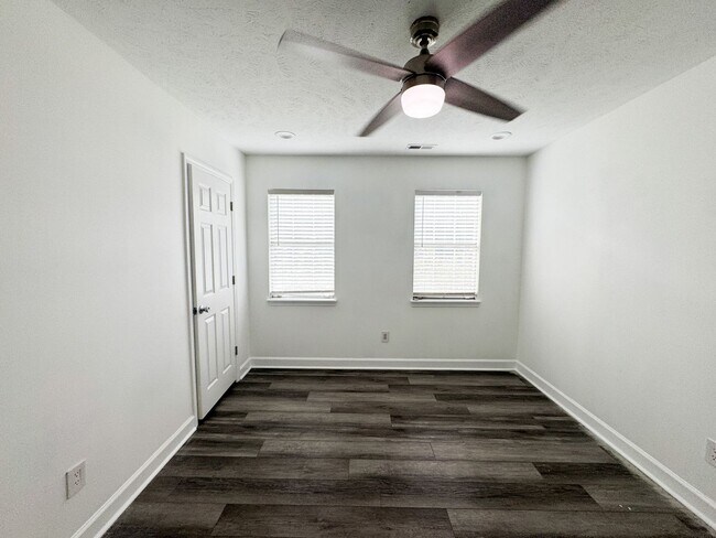 Building Photo - Conveniently Located 3 Bed 2.5 Bath Home i...