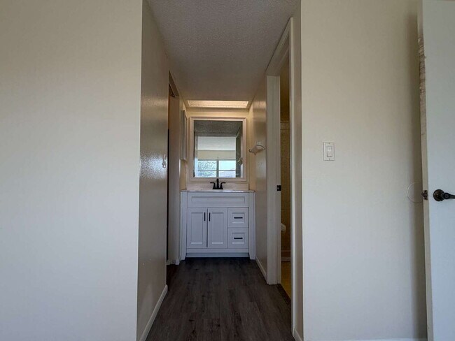 Building Photo - 2-bedroom, 2-bathroom residence located in Punta Gorda Isles