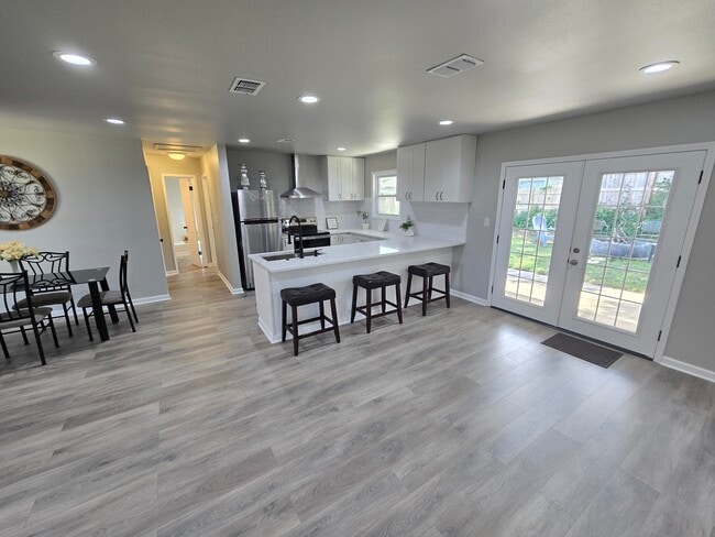 Building Photo - 726 Clark Dr