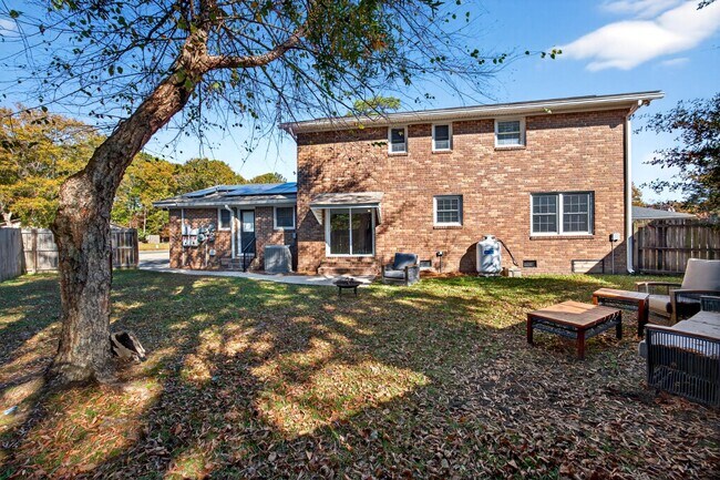 Building Photo - 8081 Kittery Ave