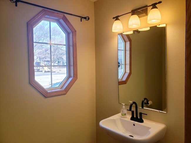 Building Photo - 1323 W Main St