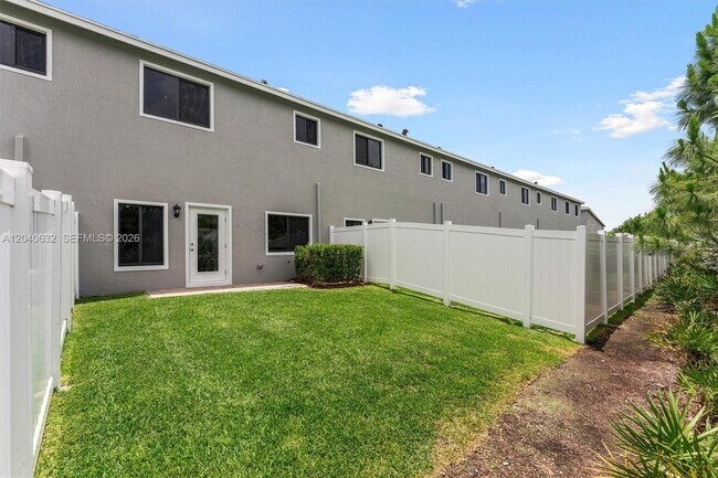 Building Photo - 4825 Dillon St