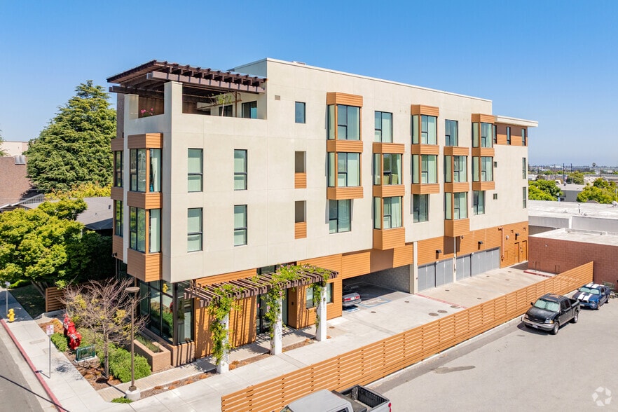 Building Photo - Walnut Studios