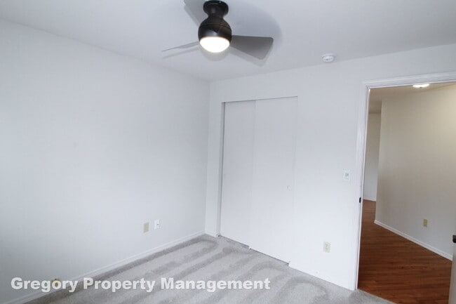 Building Photo - 2000 Village Green Dr