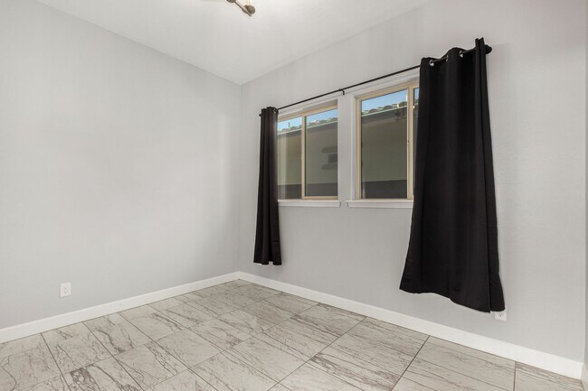 Building Photo - STUNNING HOME IN PEORIA
