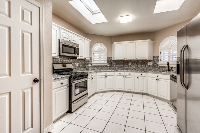 Building Photo - Amazing Tri-Level Westside Rental Home w/ ...
