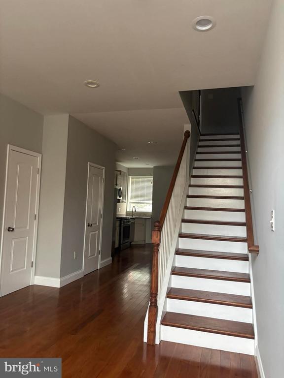 Building Photo - 411 Robert St