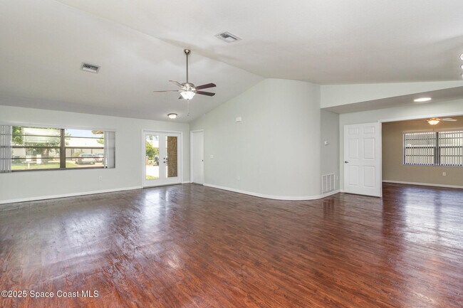 Building Photo - 841 Raintree Ave