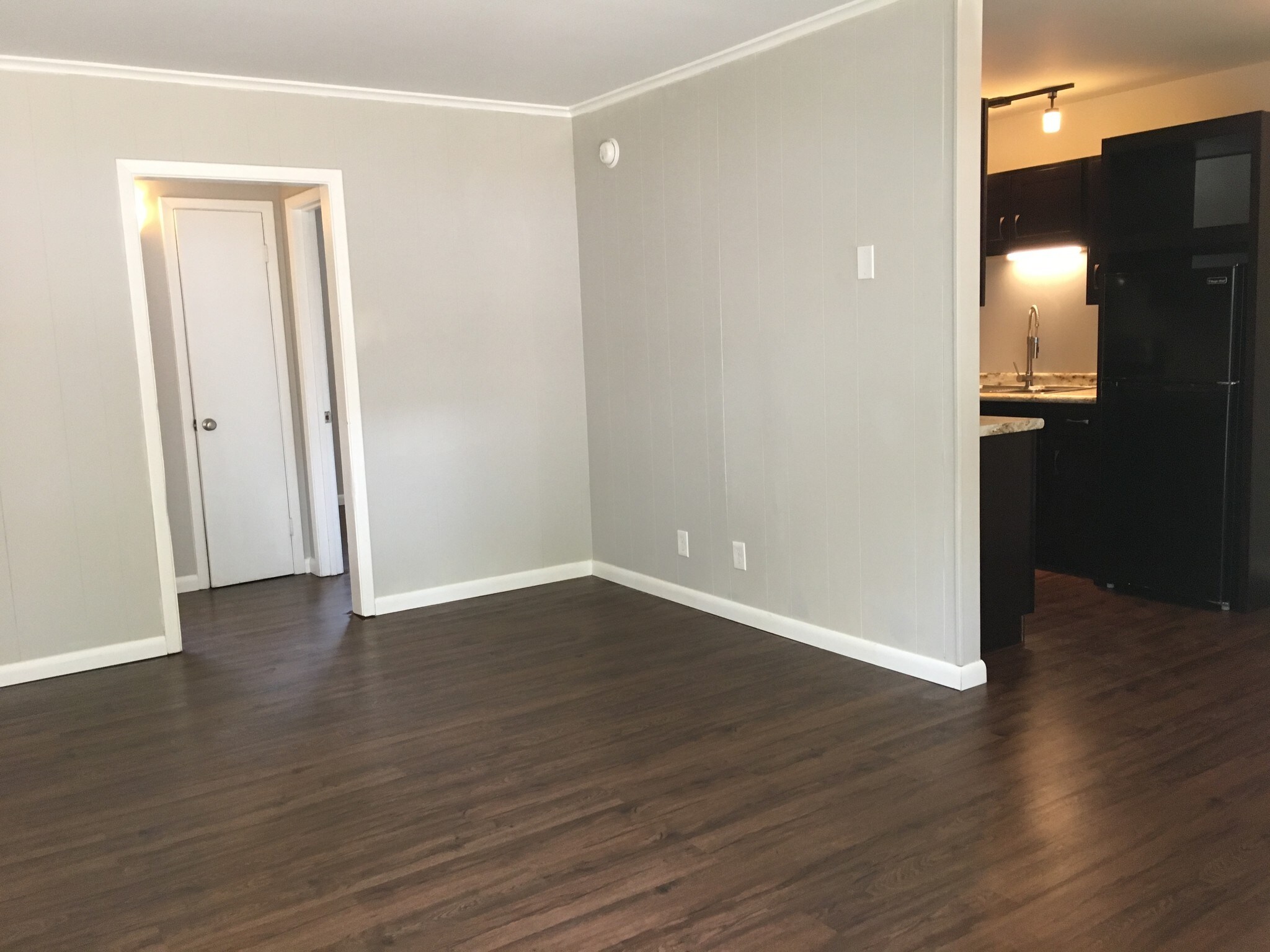 Building Photo - 2223 Laurel Ave