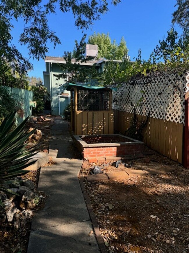 Building Photo - 3 Bedroom In Shasta View Neighborhood with Bonus room, sun room, gazebo and putting green!