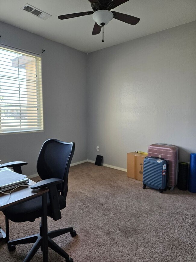 Building Photo - 4 BR 2 BA Availble Nov 18th