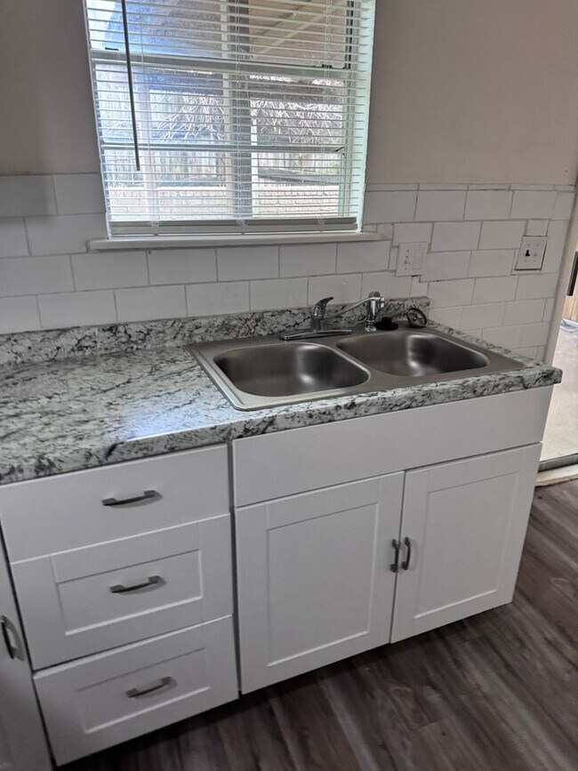 Building Photo - 2 Bedroom 1 Bath Duplex