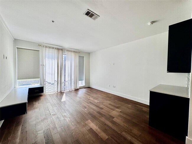 Building Photo - 3114 S Congress Ave