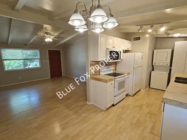 Building Photo - 5901 N Oracle Rd