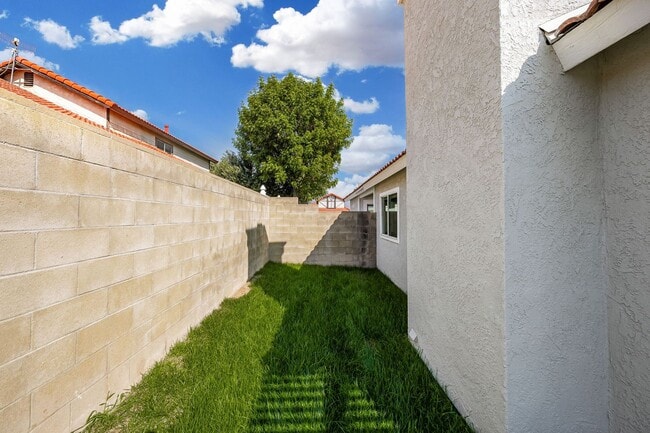 Building Photo - Beautiful Highland Home