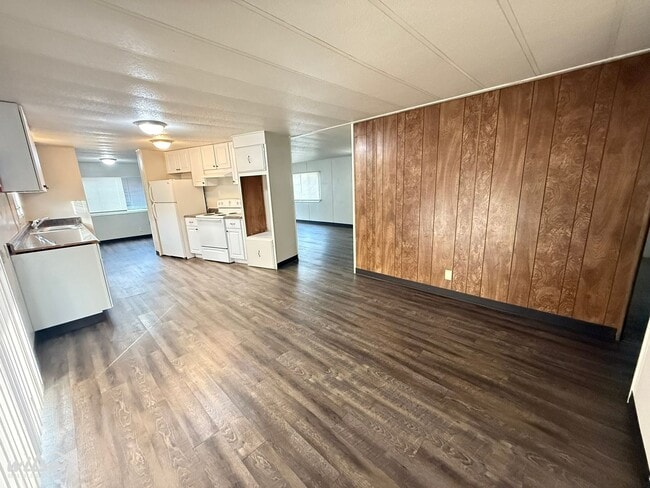 Building Photo - 3bd/2ba Home with a Large Yard - Near Randall Park!