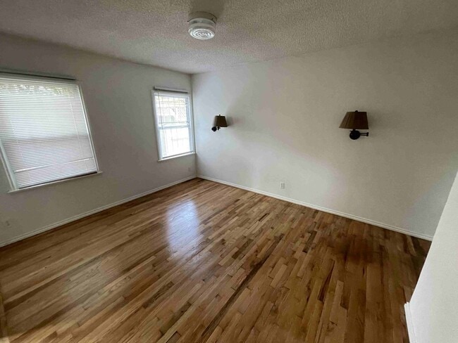 Building Photo - CENTRALLY LOCATED HOME IN BEVERLYWOOD!
