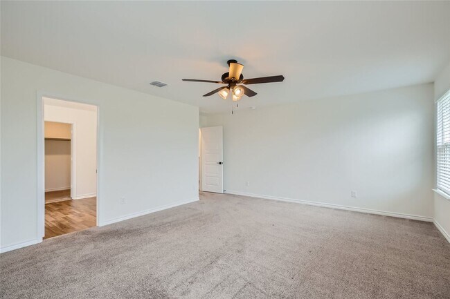 Building Photo - 4 bedrooms, loft, office, open floor plan ...