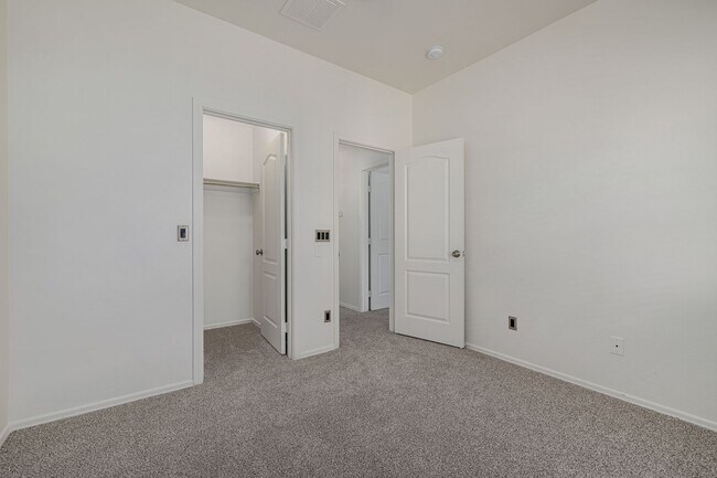 Building Photo - Newly updated townhouse with 2 car garage!