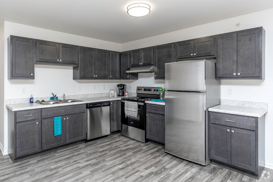 1BR, 1BA - 711 SF Hallway - Sterling Troy Apartments