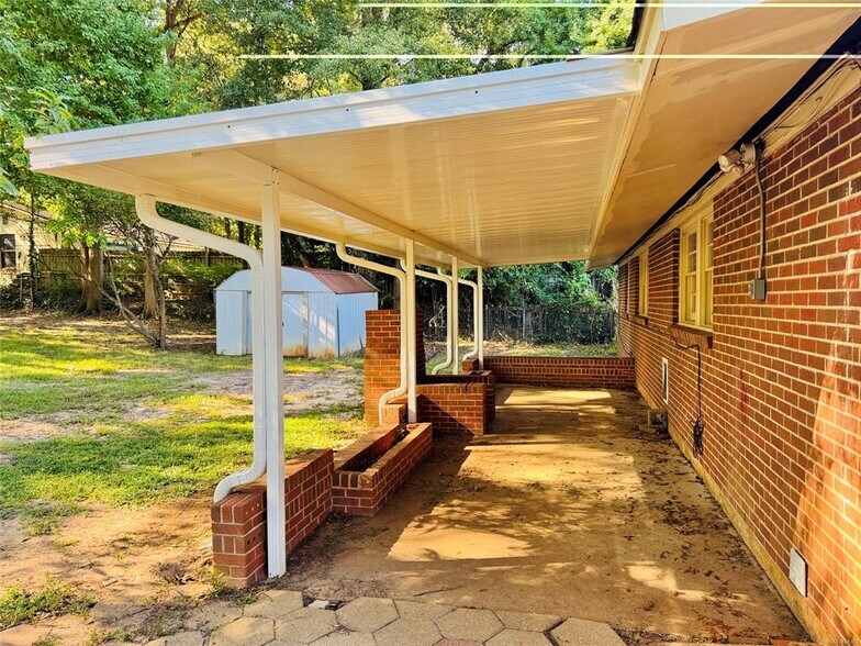 Building Photo - 714 Karen Rd
