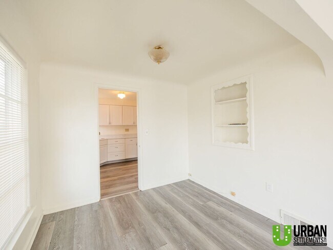 Building Photo - 2427 W Walton Ave
