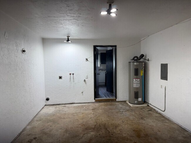 Building Photo - Updated 2 bedroom 1.5 bathroom duplex!