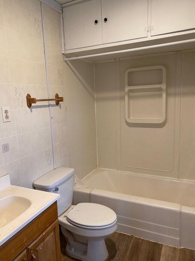Building Photo - 3 Bedroom home in Rothschild!