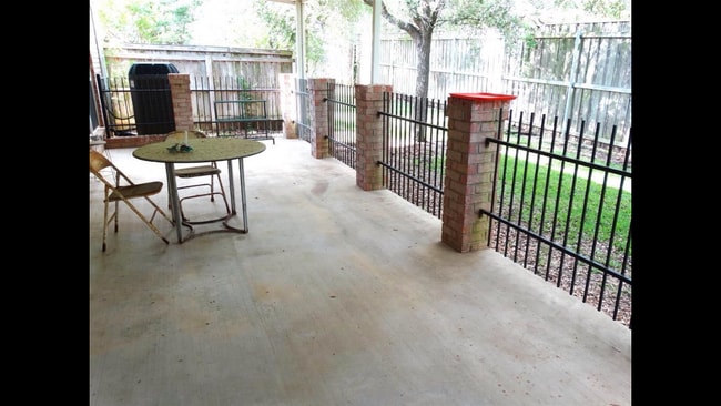 Building Photo - 9310 Stonebridge Dr