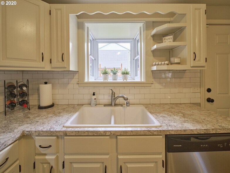 Kitchen - 3205 E 17th St