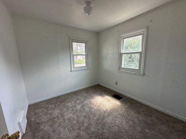 Building Photo - 2 Bedroom Home