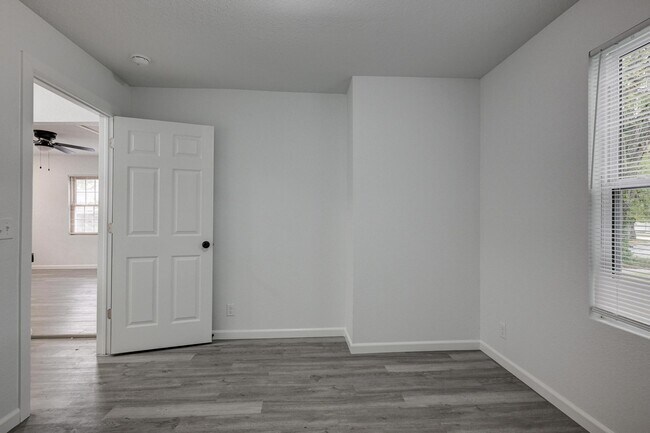 Building Photo - 2123 S Porter Ave