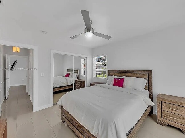 Building Photo - 715 Hollywood Blvd